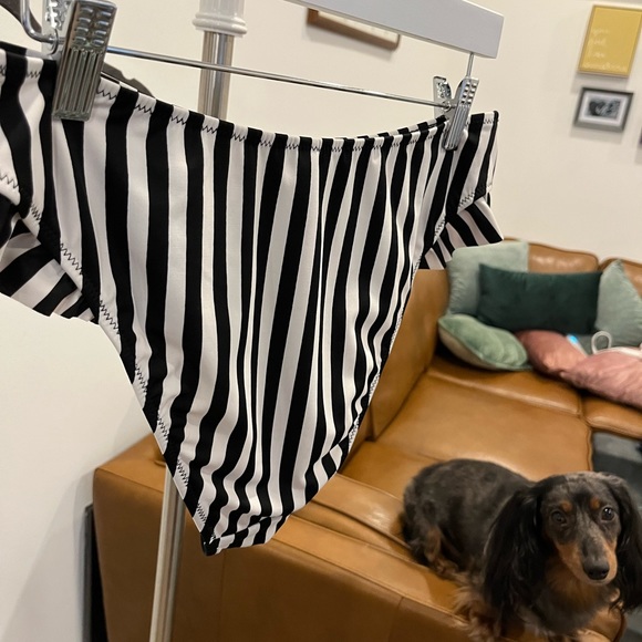 🔲 Striped Bikini Bottoms with Hip Ruffle - Picture 6 of 8